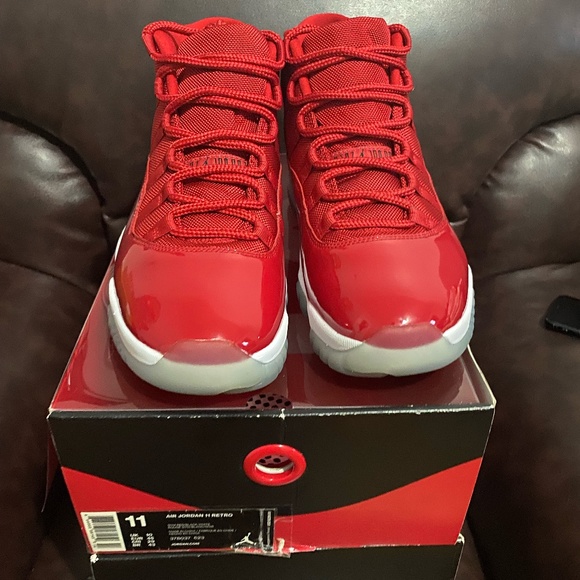 Jordan win like 96 Sz11 ( lightly worn )